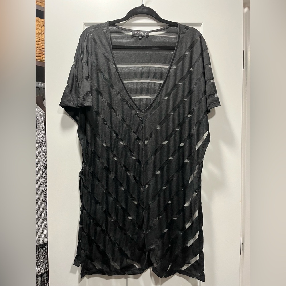 EUC. Very Flattering Venus Swim Coverup. Black Stripe. Size Large / XL